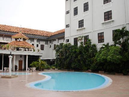Holiday Hotel Phnom Penh Exterior photo